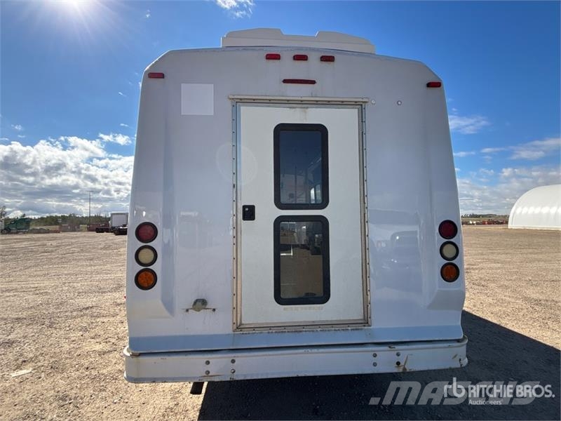 Ford E-450 4x2 10-Seat Mini Bus Minibusy