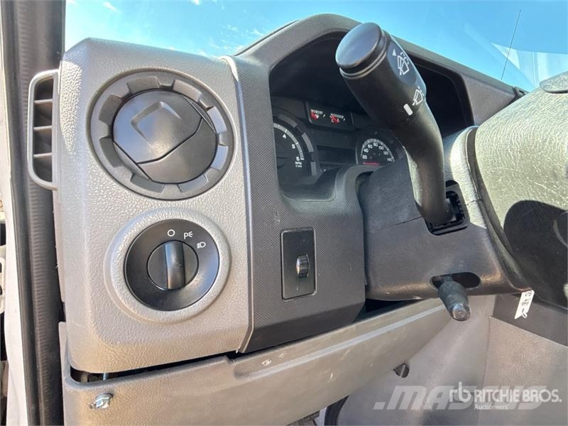 Ford E-450 4x2 10-Seat Mini Bus Minibusy