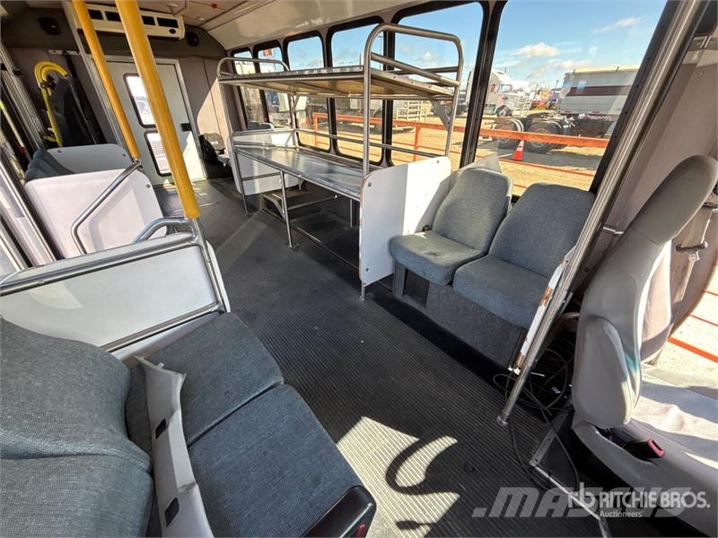Ford E-450 4x2 10-Seat Mini Bus Minibusy