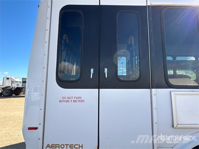 Ford E-450 4x2 10-Seat Mini Bus Minibusy