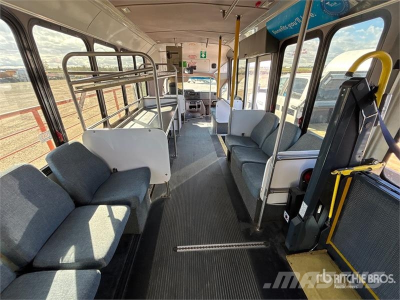 Ford E-450 4x2 10-Seat Mini Bus Minibusy
