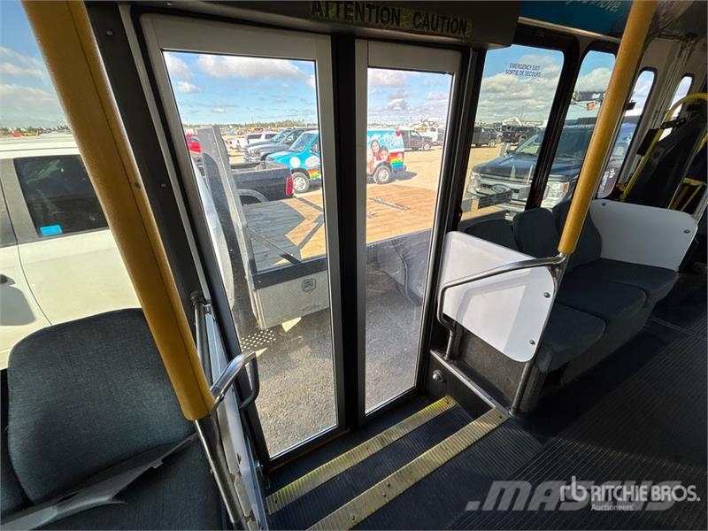 Ford E-450 4x2 10-Seat Mini Bus Minibusy