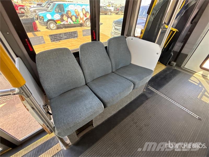 Ford E-450 4x2 10-Seat Mini Bus Minibusy
