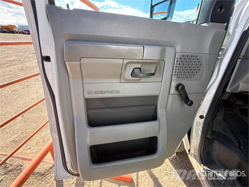 Ford E-450 4x2 10-Seat Mini Bus Minibusy
