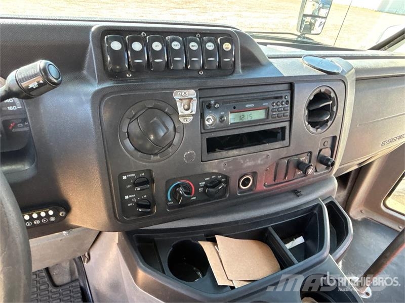 Ford E-450 4x2 10-Seat Mini Bus Minibusy