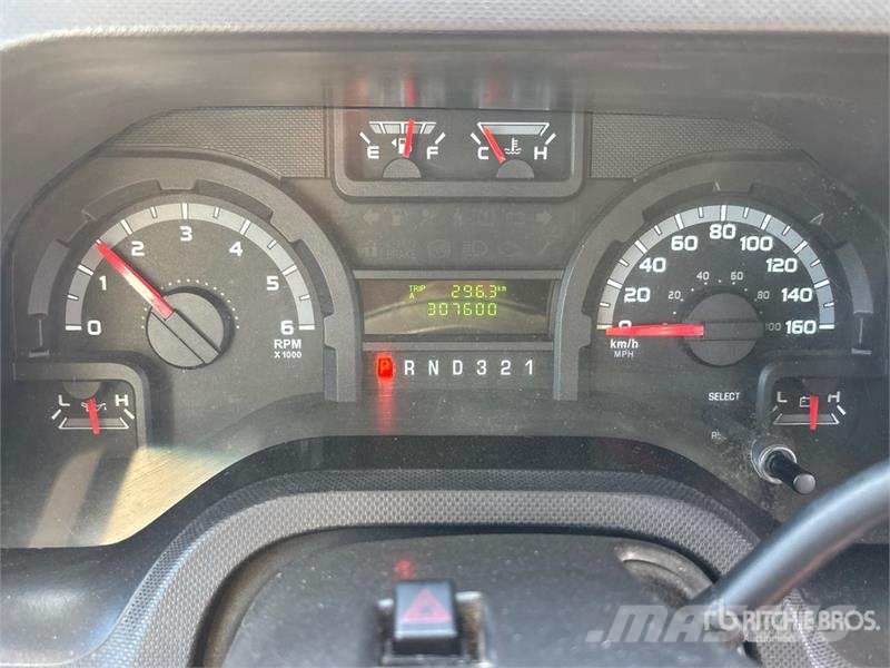 Ford E-450 4x2 10-Seat Mini Bus Minibusy