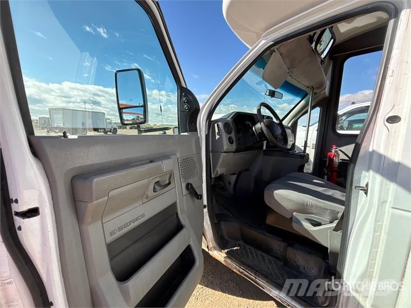 Ford E-450 4x2 10-Seat Mini Bus Minibusy