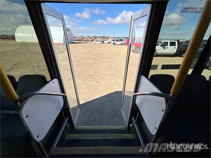 Ford E-450 4x2 10-Seat Mini Bus Minibusy