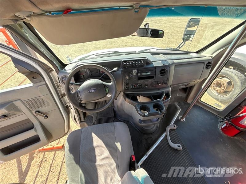 Ford E-450 4x2 10-Seat Mini Bus Minibusy