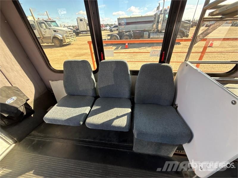 Ford E-450 4x2 10-Seat Mini Bus Minibusy