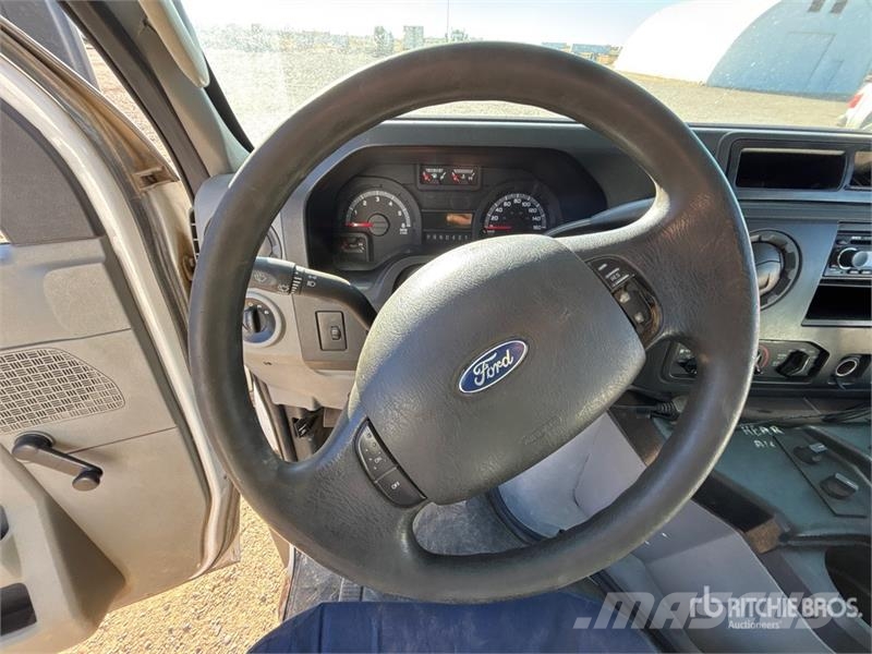 Ford E-450 4x2 25-Seat Transit Bus Mini-bus