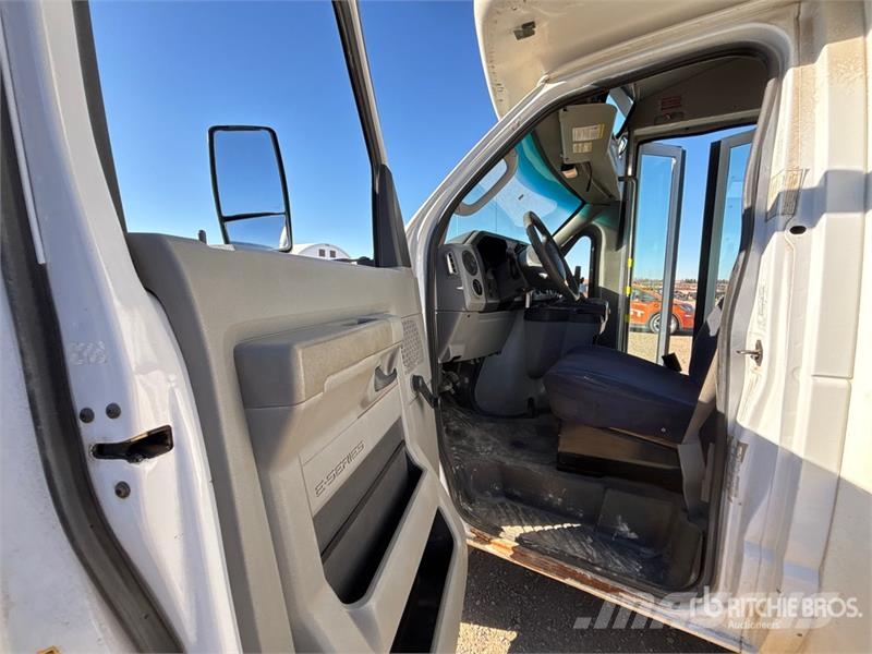 Ford E-450 4x2 25-Seat Transit Bus Mini-bus