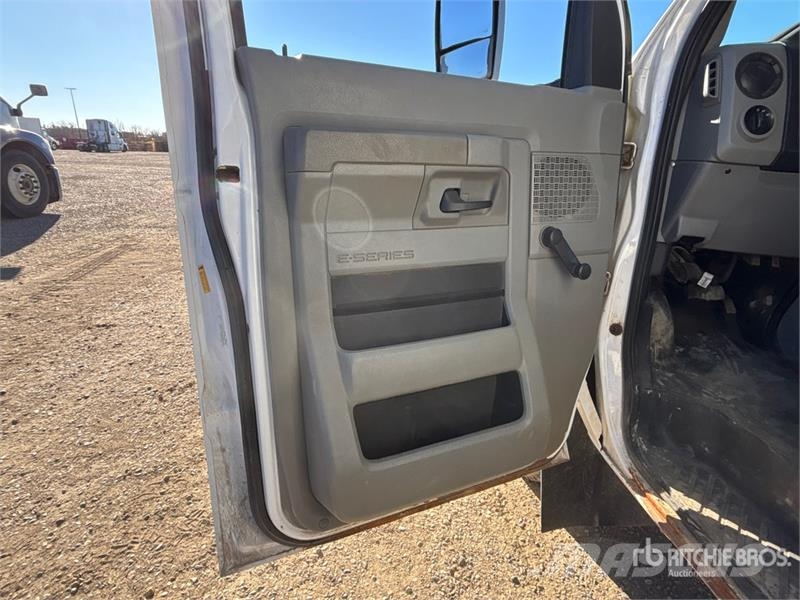 Ford E-450 4x2 25-Seat Transit Bus Mini-bus