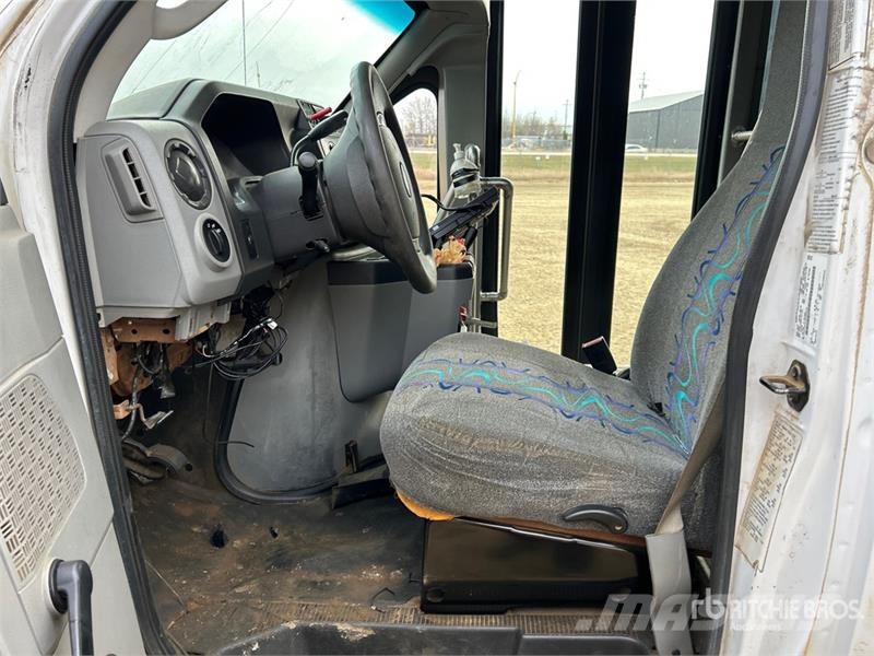 Ford E-450 Econoline Mini-bus
