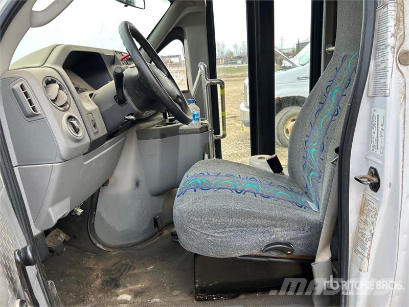 Ford E-450 Econoline Mini-bus