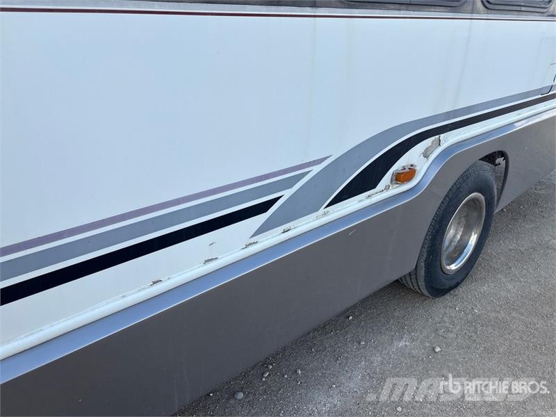 Ford E450 4x2 15-Seat Party Bus Minibuses