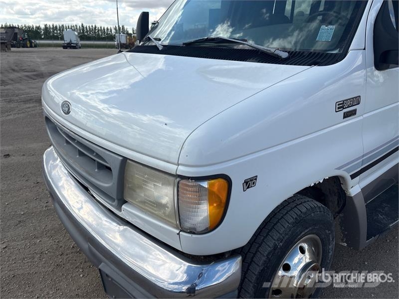 Ford E450 4x2 15-Seat Party Bus Minibuses