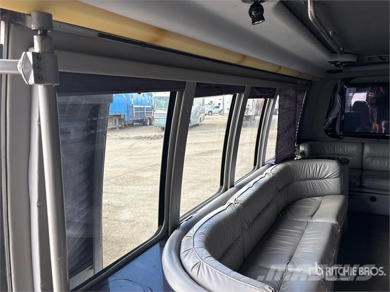 Ford E450 4x2 15-Seat Party Bus Minibuses