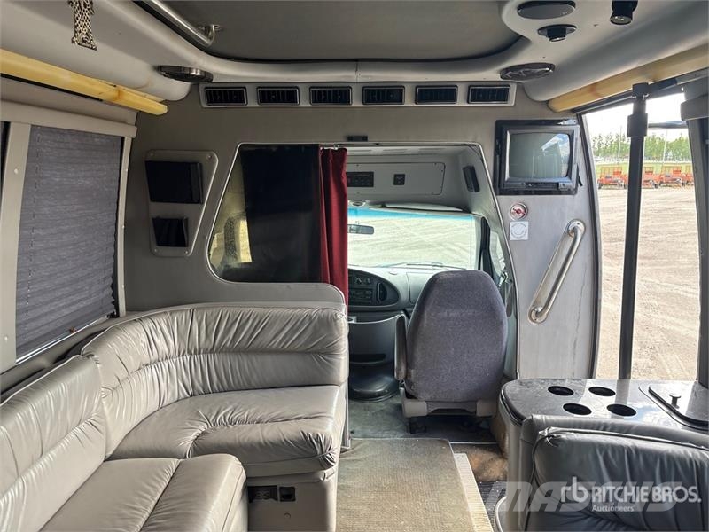 Ford E450 4x2 15-Seat Party Bus Minibuses
