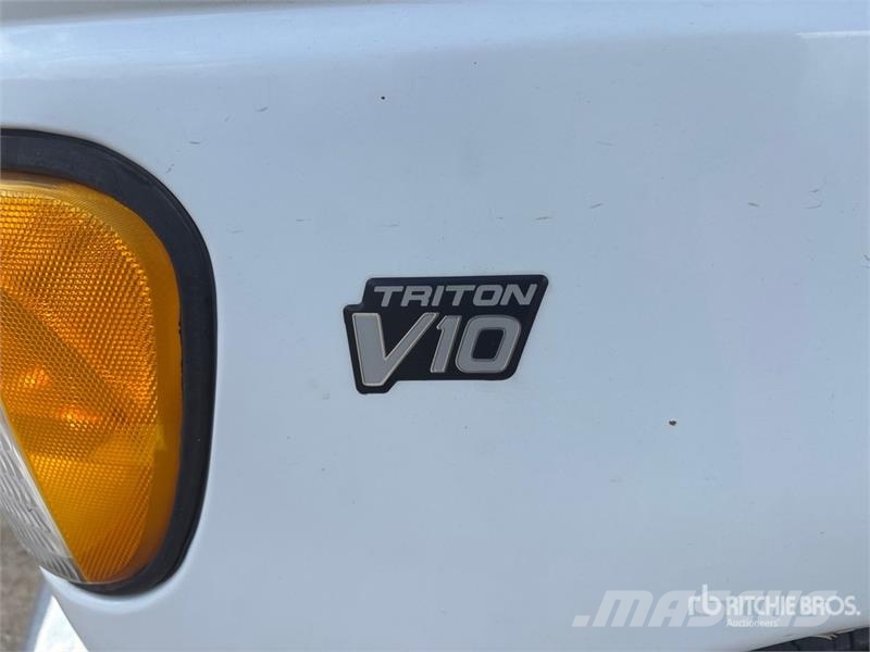 Ford E450 4x2 15-Seat Party Bus Minibuses