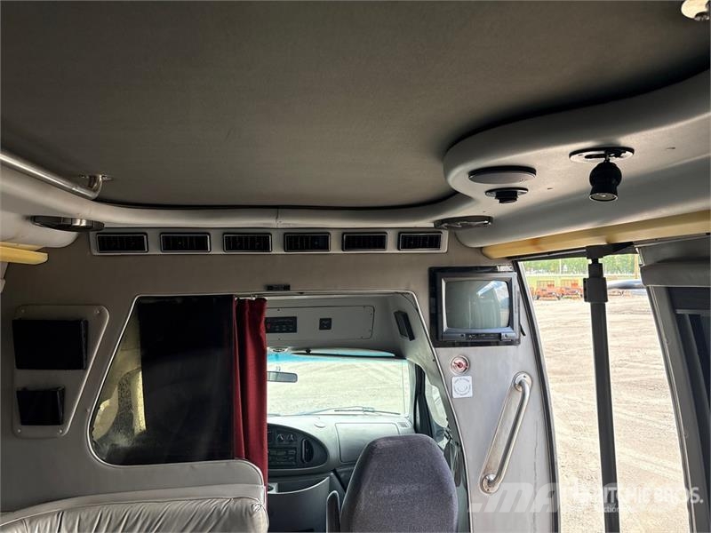 Ford E450 4x2 15-Seat Party Bus Minibuses