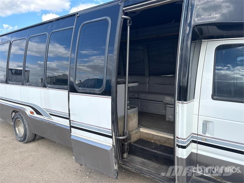 Ford E450 4x2 15-Seat Party Bus Minibuses