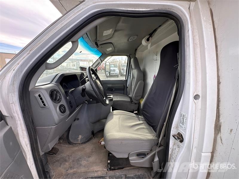 Ford Econoline E-450 4x2 Van Truck Bakwagens met gesloten opbouw
