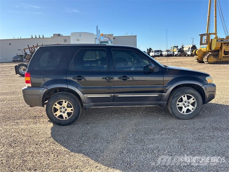 Ford Escape 4WD SUV Kistehergépjárművek