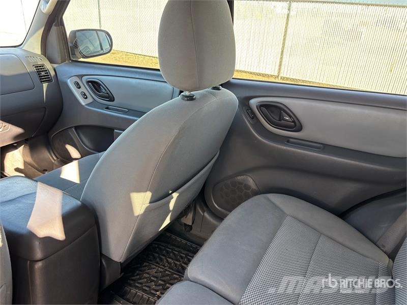 Ford Escape 4WD SUV Kistehergépjárművek