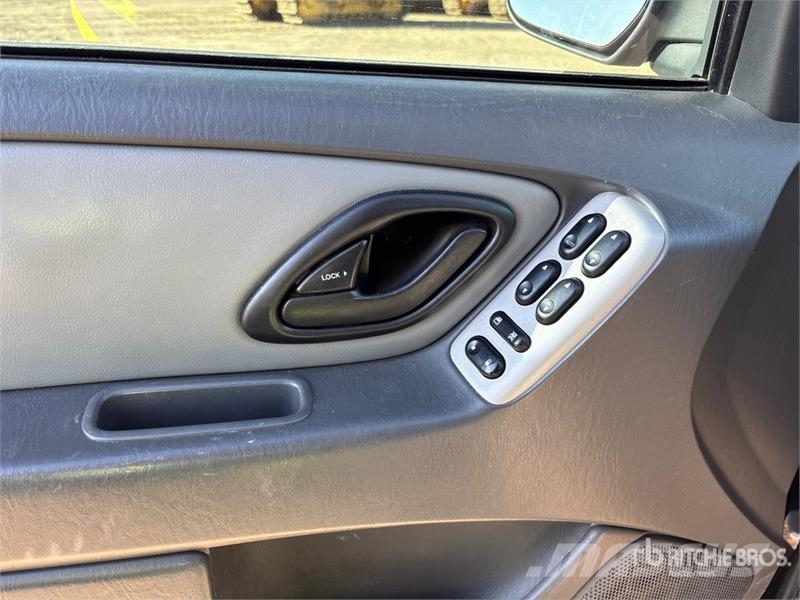 Ford Escape 4WD SUV Kistehergépjárművek