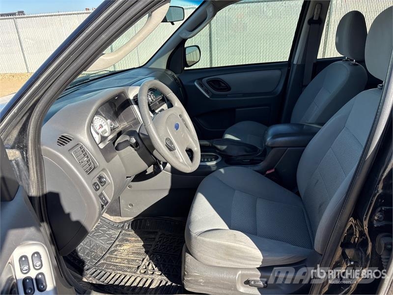 Ford Escape 4WD SUV Kistehergépjárművek