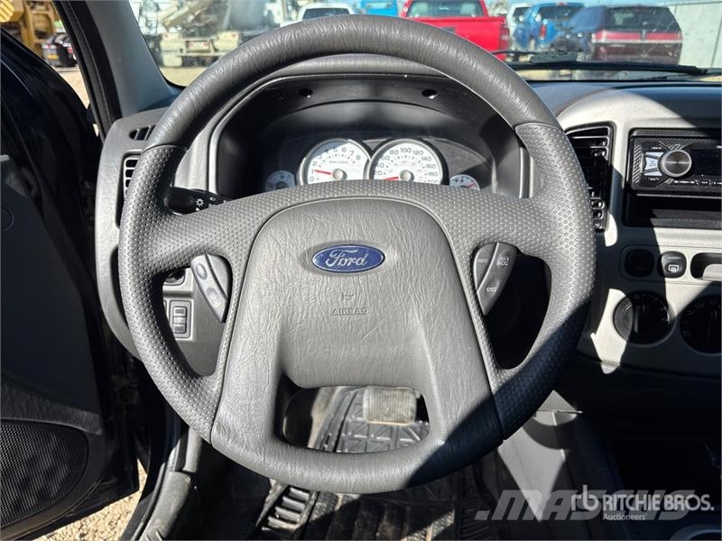 Ford Escape 4WD SUV Kistehergépjárművek