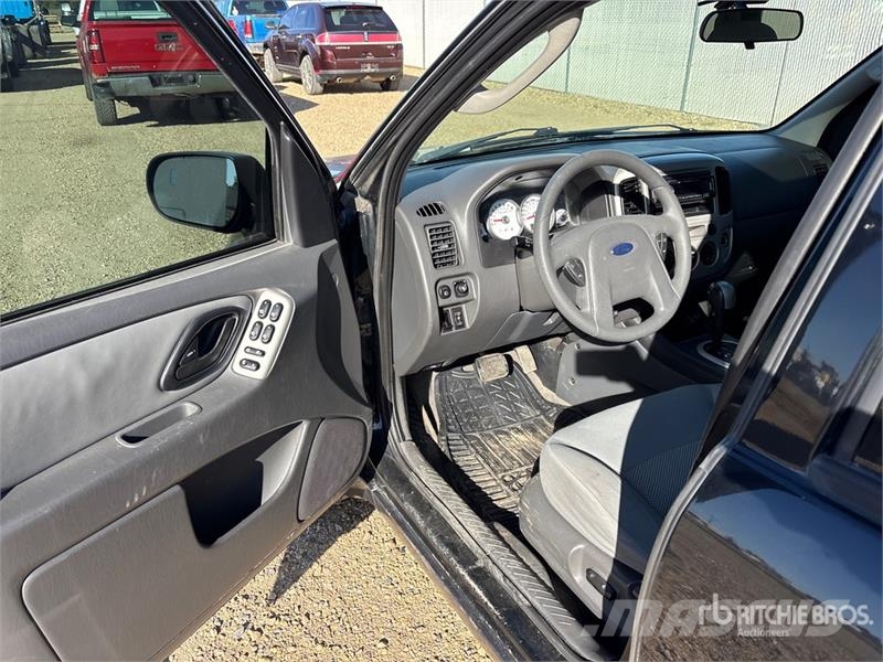 Ford Escape 4WD SUV Kistehergépjárművek