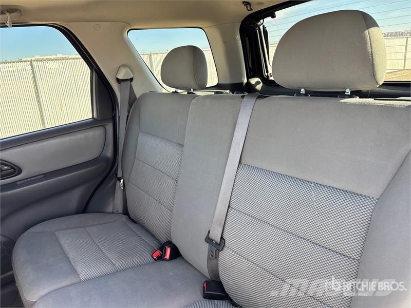 Ford Escape 4WD SUV Kistehergépjárművek