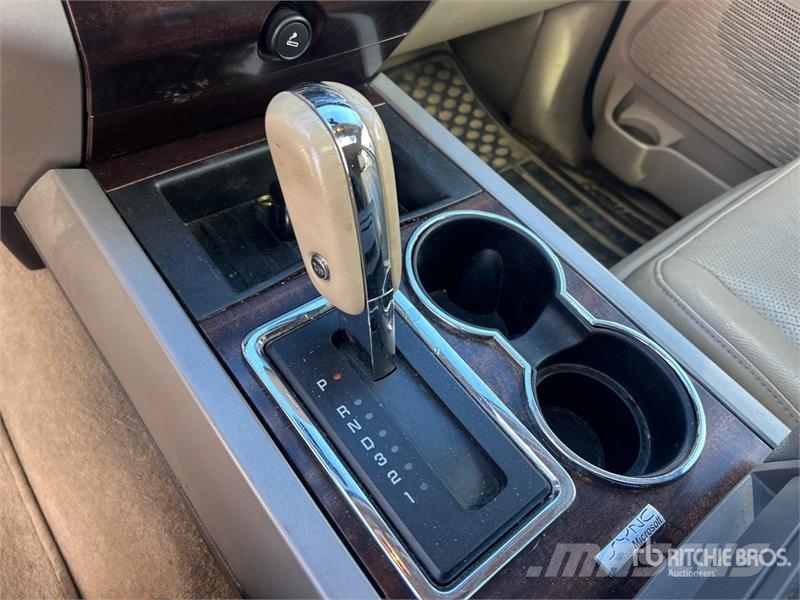 Ford Expedition XLT 4WD SUV سيارات