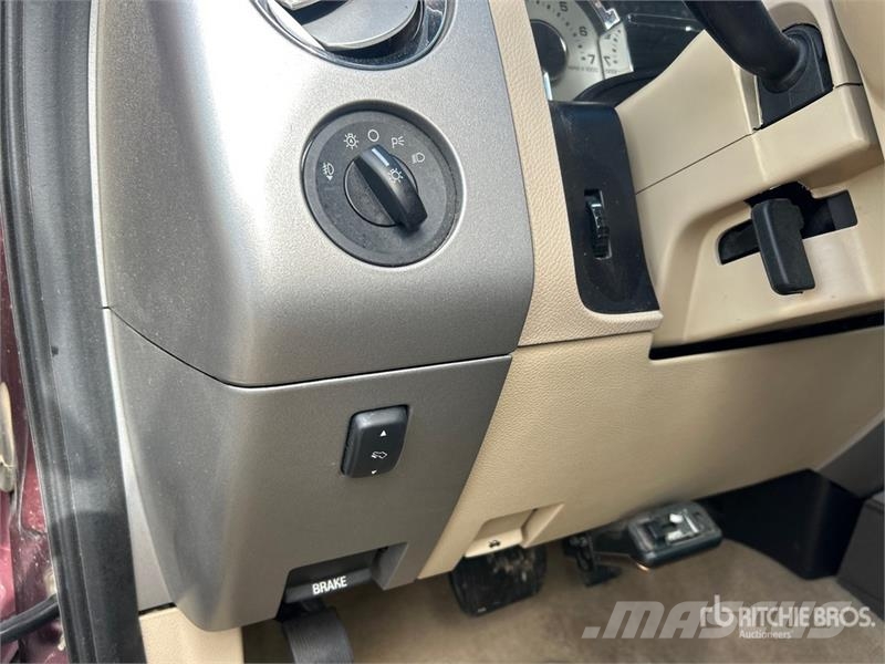 Ford Expedition XLT 4WD SUV سيارات