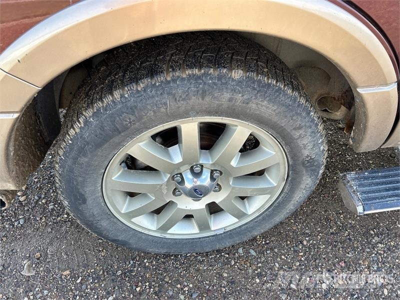 Ford Expedition XLT 4WD SUV سيارات