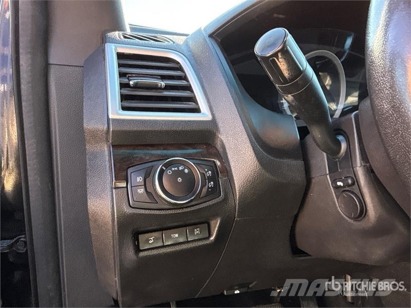 Ford Explorer Voiture