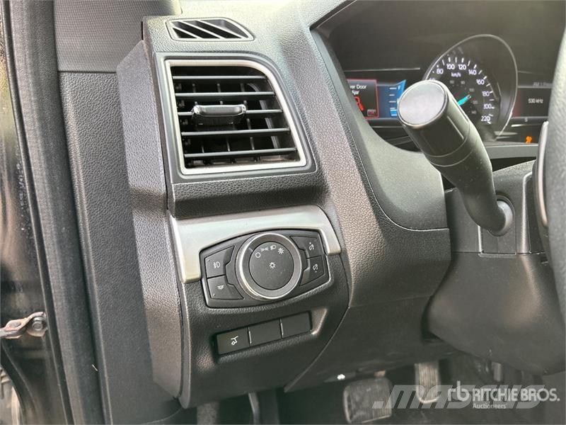 Ford Explorer Voiture