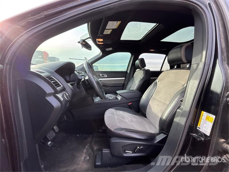 Ford Explorer Voiture