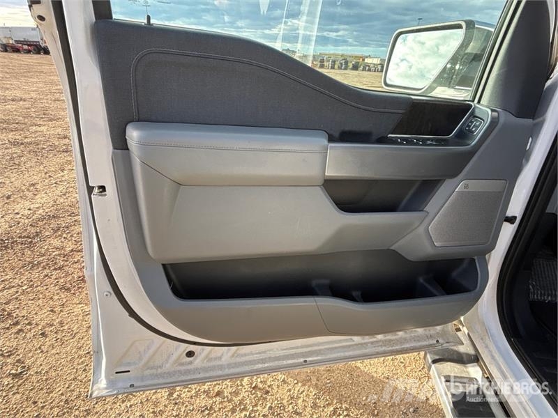 Ford F-150 Lariat 4x4 Crew Cab Pickup أخرى