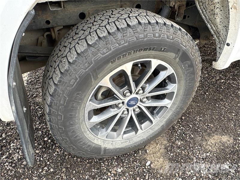 Ford F-150 Lariat 4x4 Crew Cab Pickup Muu