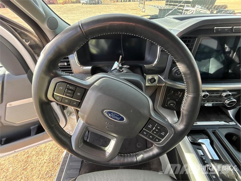 Ford F-150 Lariat 4x4 Crew Cab Pickup أخرى