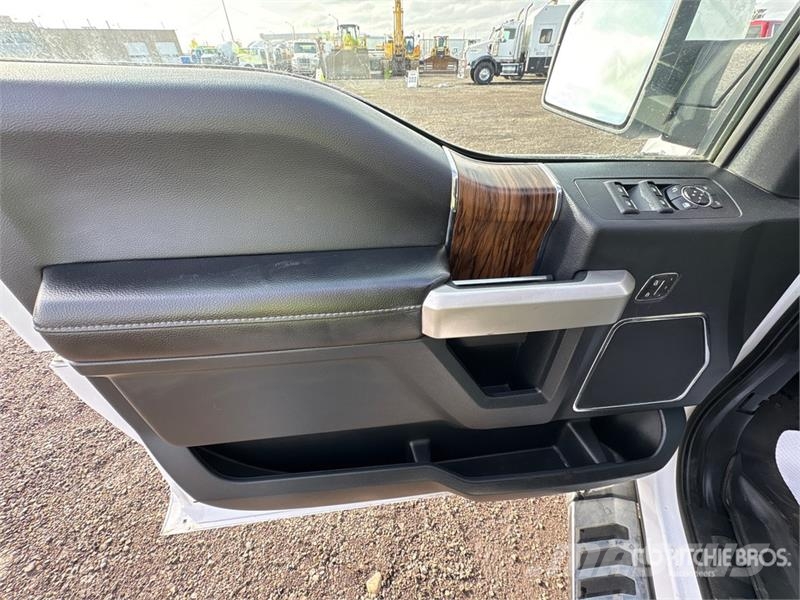 Ford F-150 Lariat 4x4 Crew Cab Pickup Muu