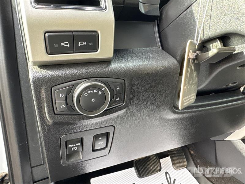 Ford F-150 Lariat 4x4 Crew Cab Pickup Muu