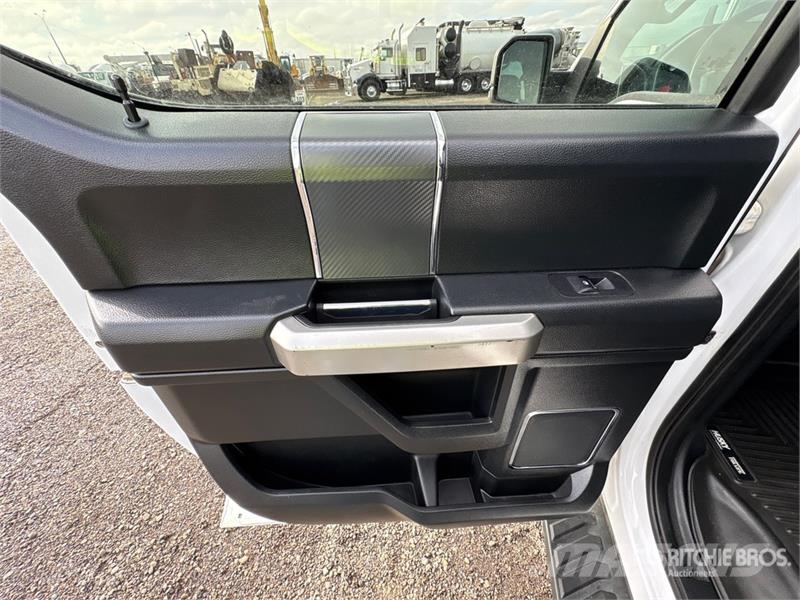 Ford F-150 Lariat 4x4 Crew Cab Pickup Muu