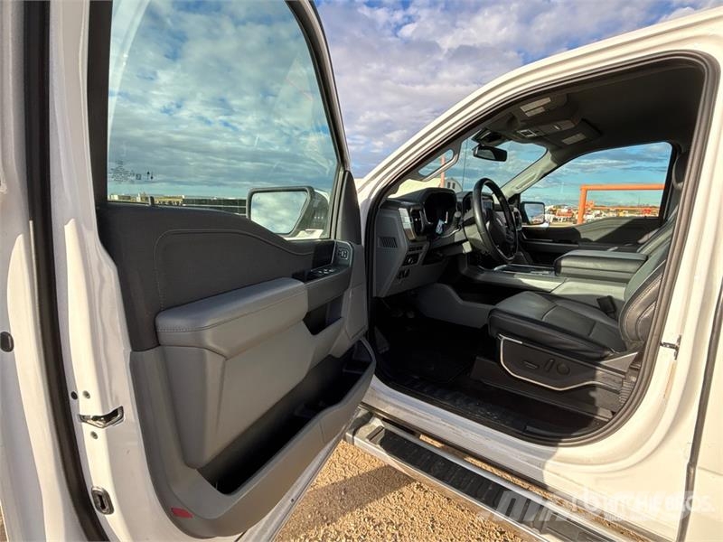 Ford F-150 Lariat 4x4 Crew Cab Pickup أخرى