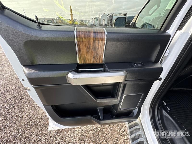 Ford F-150 Lariat 4x4 Crew Cab Pickup Muu