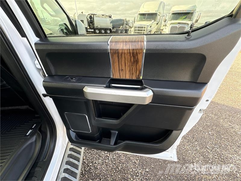 Ford F-150 Lariat 4x4 Crew Cab Pickup Muu