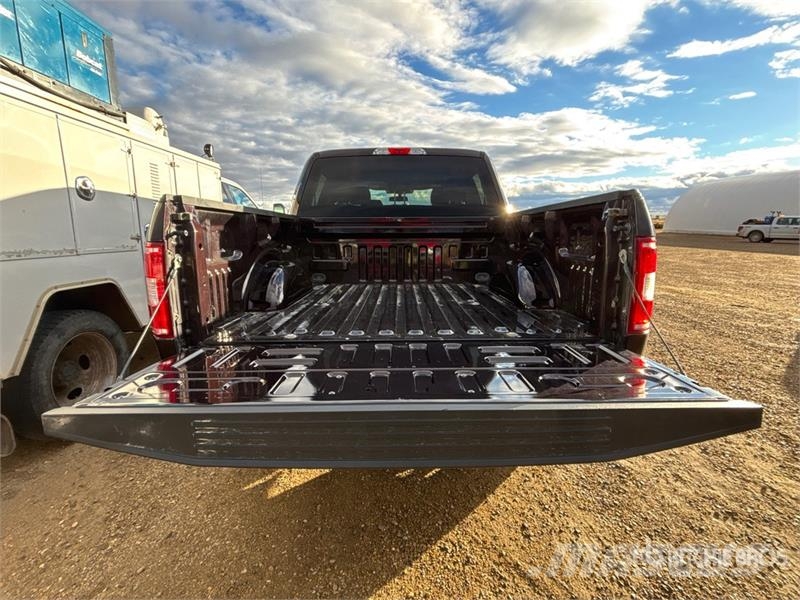 Ford F-150 STX 4x4 Crew Cab Pickup Egyéb